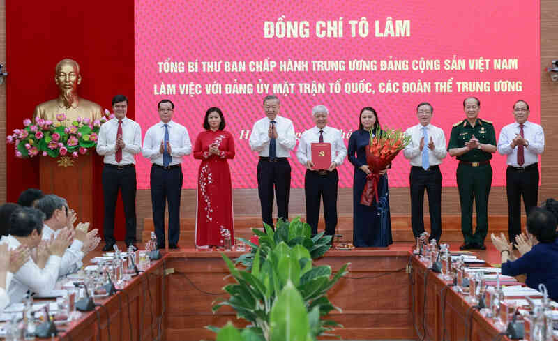 Tổng Bí thư trao quyết định thành lập Cơ quan Ủy ban Trung ương MTTQ Việt Nam