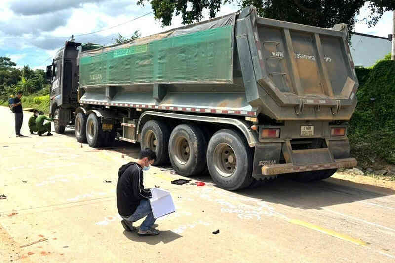 Va chạm với xe đầu kéo, 4 cháu nhỏ đi chung trên 1 xe đạp điện thương vong