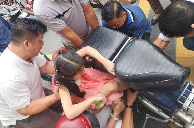 Bé gái bị bánh xe máy cuốn gãy chân