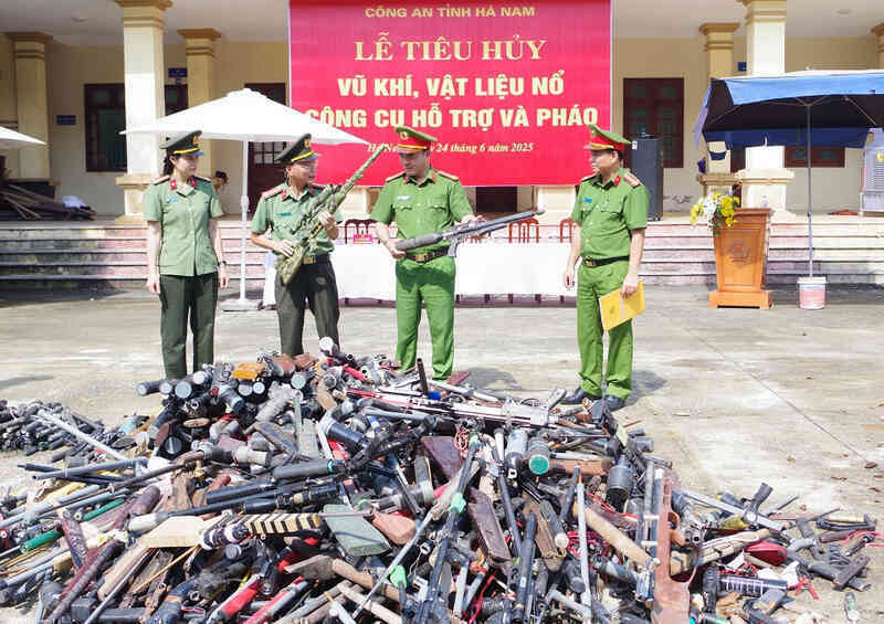 Công an tiêu huỷ hàng nghìn vũ khí, trong đó có hơn 400 khẩu súng, 23 bệ pháo