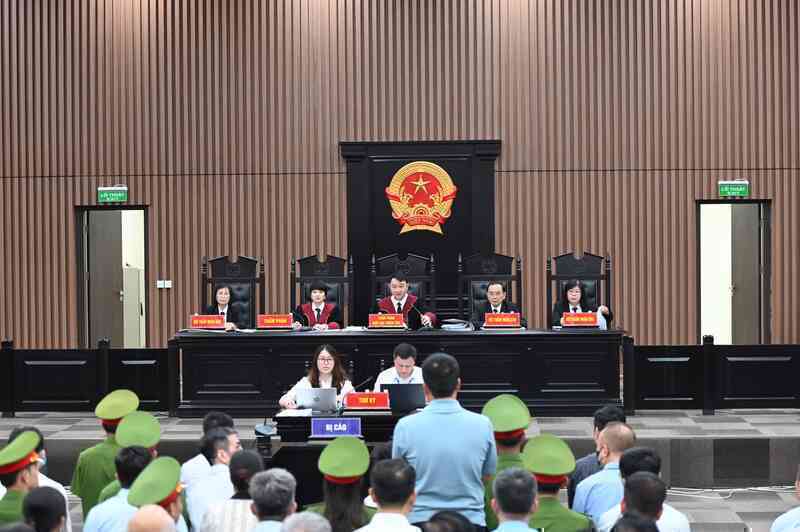 Cựu Bí thư Hoàng Thị Thúy Lan xin được ngồi vì bị chứng ngừng thở, bệnh tim