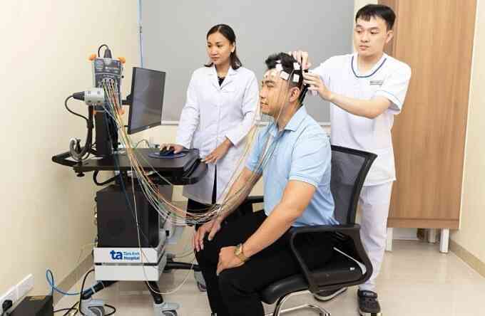 Đau nửa đầu kèm tê tay trái có phải đột quỵ?
