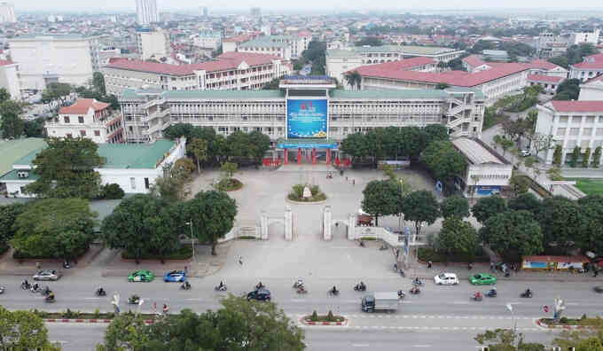 Hai cán bộ ĐH Vinh bị điều chuyển vì nữ sinh tố `ôm eo`, `gạ gẫm`