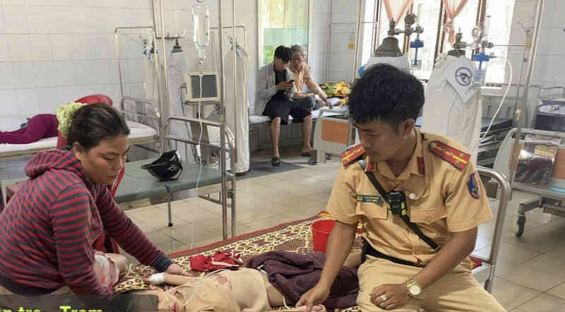 Thấy người phụ nữ khóc nghẹn đến gặp, cán bộ CSGT có hành động bất ngờ