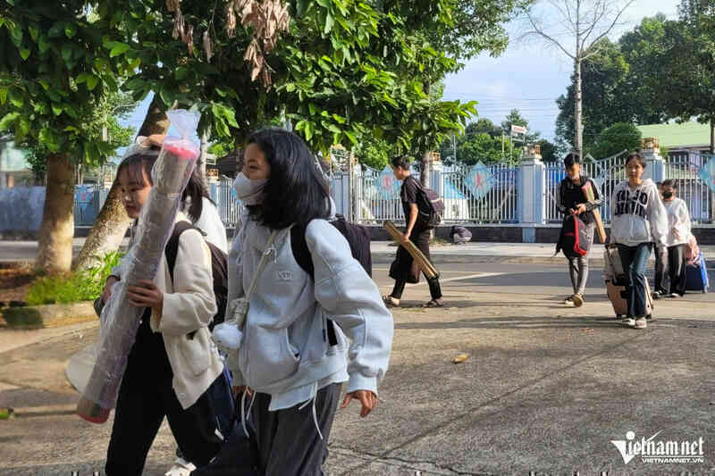 77 thí sinh `khăn gói` vượt rừng, đi xuyên 2 tỉnh đến điểm thi tốt nghiệp