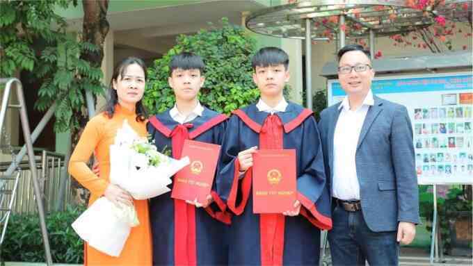 Anh em sinh đôi giành ngôi thủ khoa và á khoa chuyên Lý