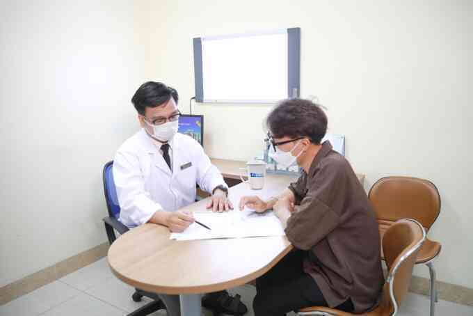 Bị viêm khớp cùng chậu có nên đi bộ không?