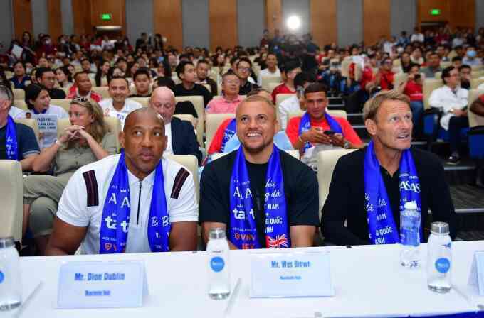 Cựu danh thủ Anh giao lưu cổ động viên Việt Nam