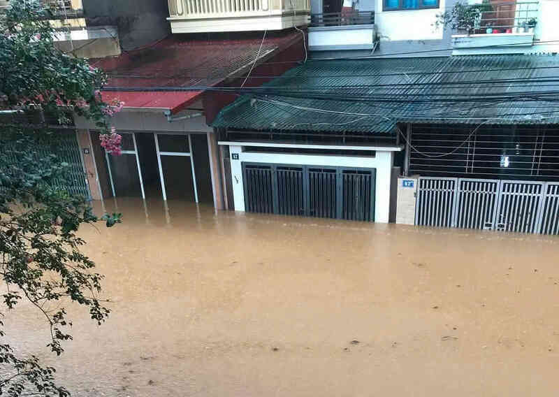 Nhà dân ở thành phố Yên Bái ngập 1m sau mưa lớn