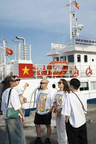 Vũ Ngọc và Son biến bến cảng sông Hàn thành sàn diễn thời trang