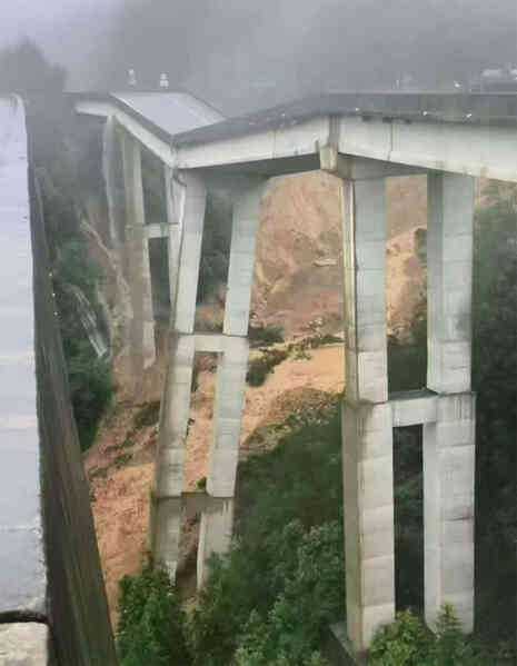 Xe đầu kéo treo lơ lửng trên cầu sập