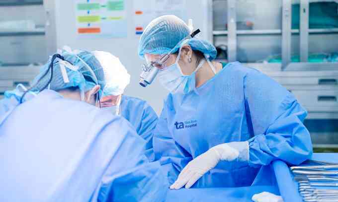 Bé trai bị vỡ ruột thừa gây viêm phúc mạc