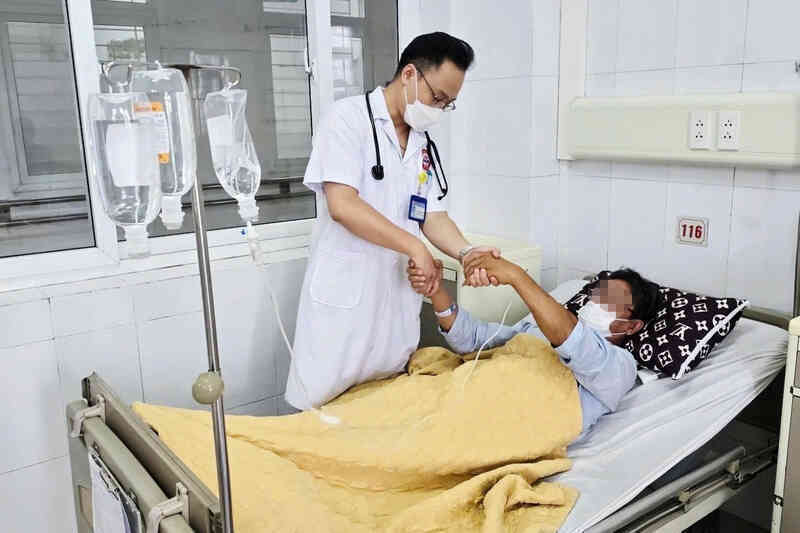 Đi cấp cứu lúc rạng sáng sau bữa ăn hải sản