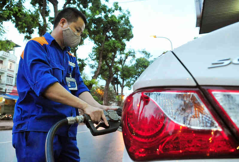 Giá xăng RON 95 leo thang, tiến sát mốc 22.000 đồng/lít
