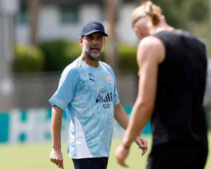 Guardiola: `Man City đổi chiến thuật vì nắng nóng`