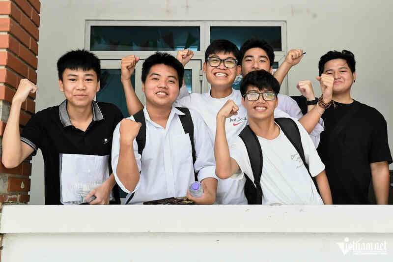Nữ sinh ngất xỉu giữa sân trường sau giờ thi tốt nghiệp THPT 2025 môn Văn