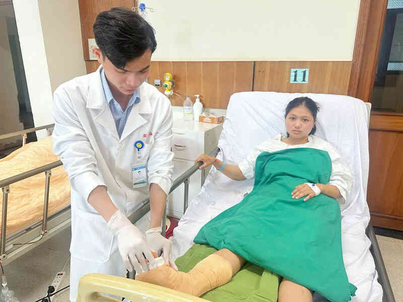 Thí sinh gặp nạn, được đưa đến điểm thi tốt nghiệp THPT 2025 bằng xe cấp cứu