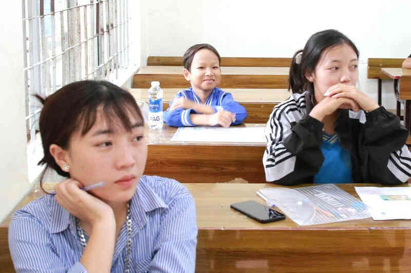 Thí sinh `tí hon` bị nhầm là học sinh tiểu học lạc vào phòng thi tốt nghiệp THPT