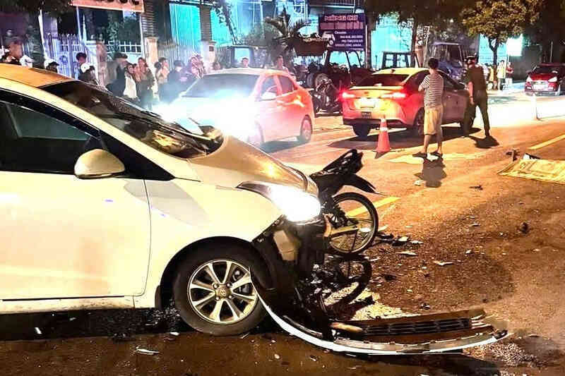 Tông vào ô tô trong đêm, 2 thanh thiếu niên tử vong