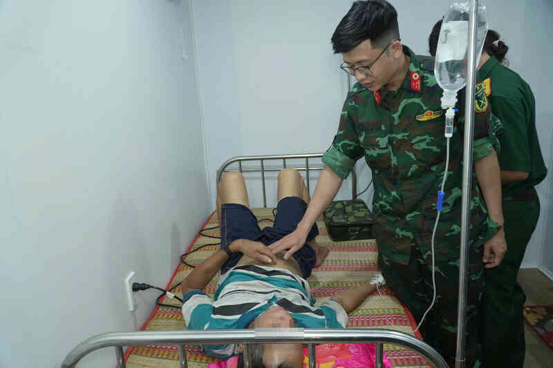 Trực thăng đưa ngư dân bị nhiễm trùng ổ bụng nặng đi cấp cứu