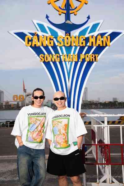 Vũ Ngọc và Son làm show ở cảng sông Hàn