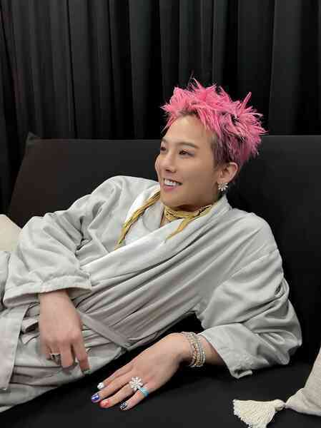 Áo choàng tắm, nón lá giá vài triệu đồng của G-Dragon bất ngờ "cháy hàng"
