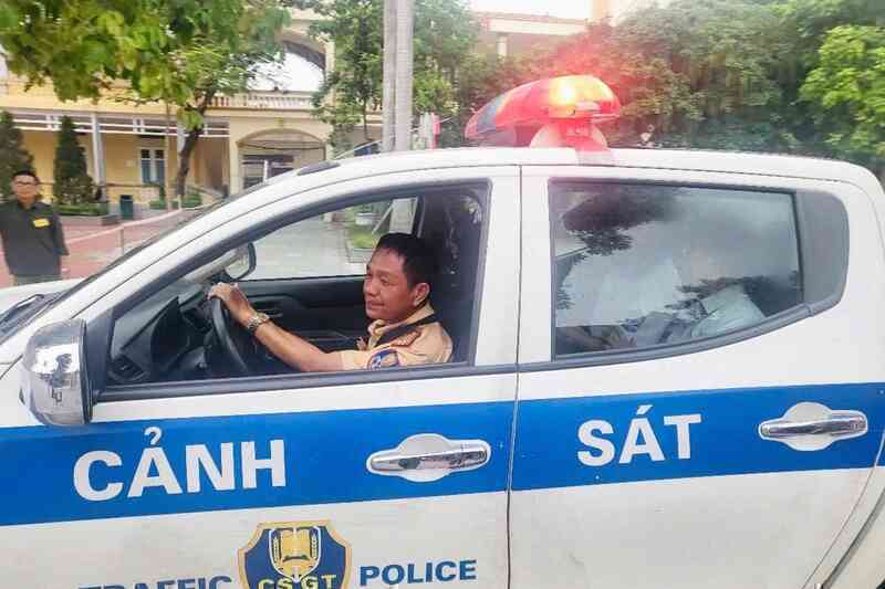 Cảnh sát giao thông Hải Dương đưa thí sinh đi cấp cứu kịp giờ thi