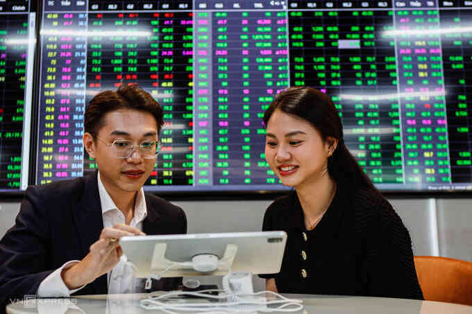 Chứng khoán lên cao nhất ba năm