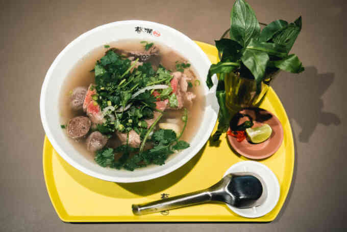 `Đệ nhất phong lưu Hong Kong` nặng lòng với phở Việt