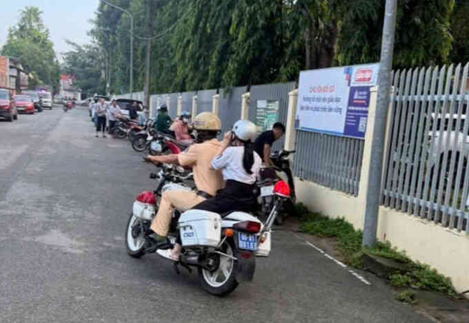 Dùng xe đặc chủng đưa thí sinh đi đổi thẻ dự thi