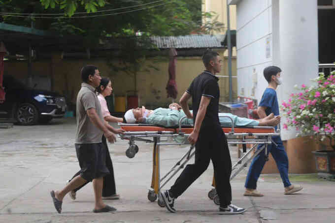 Nam sinh đi thi tốt nghiệp trên cáng cứu thương