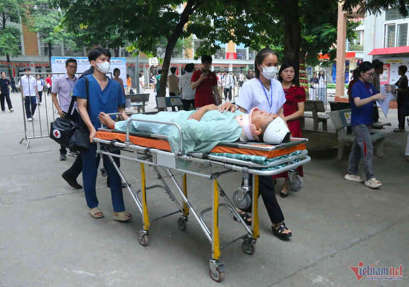 Nam sinh nằm cáng làm bài thi THPT vì gặp tai nạn giao thông sau ngày thi đầu