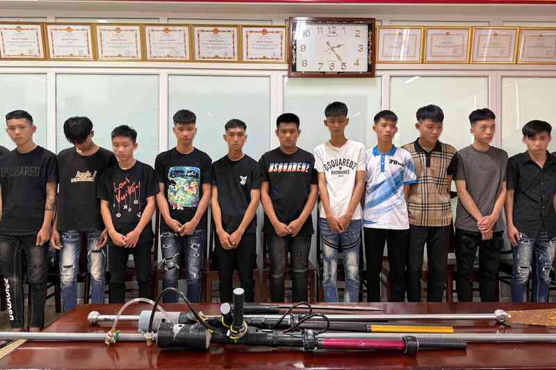 Nhóm thanh, thiếu niên cầm kiếm “dạo phố”, quay video đăng TikTok