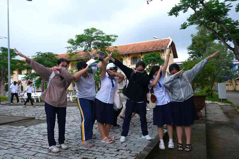 Sĩ tử Cần Thơ thở phào vì đề lịch sử, địa lý "dễ thở"