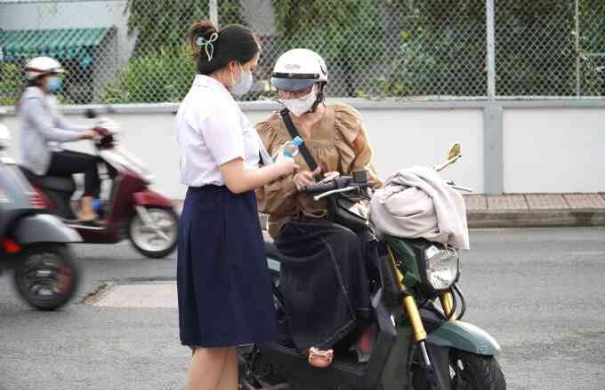 Thí sinh `nhanh trí` thi nhờ vì hỏng xe