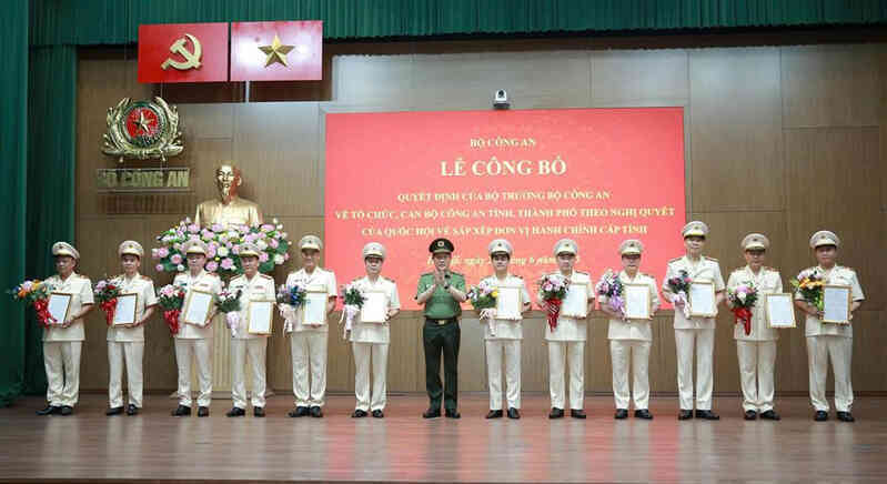 Đại tướng Lương Tam Quang trao quyết định cho 34 giám đốc công an tỉnh, thành phố