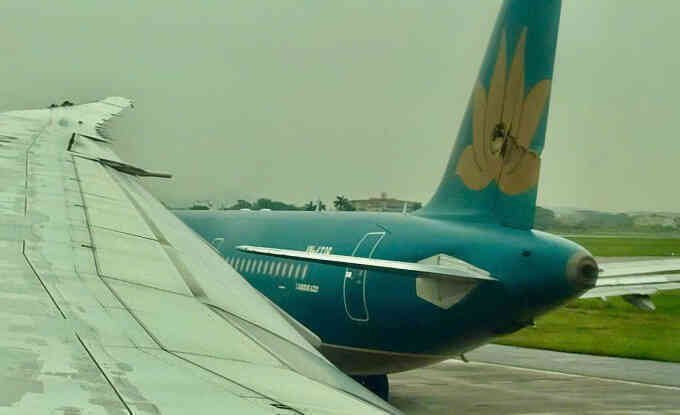 Đình chỉ hai tổ phi công sau vụ va chạm máy bay tại Nội Bài