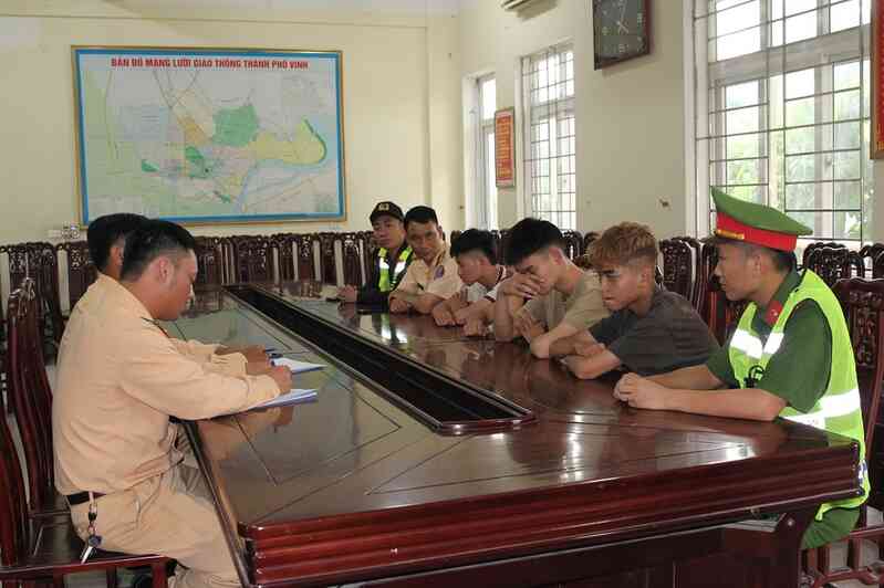 Nhóm trai quê "cháy phố" có hành vi khiếm nhã với các cô gái đi đường