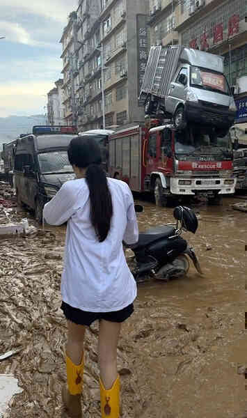 Nước lũ lôi tuột hàng loạt ôtô xuống hầm