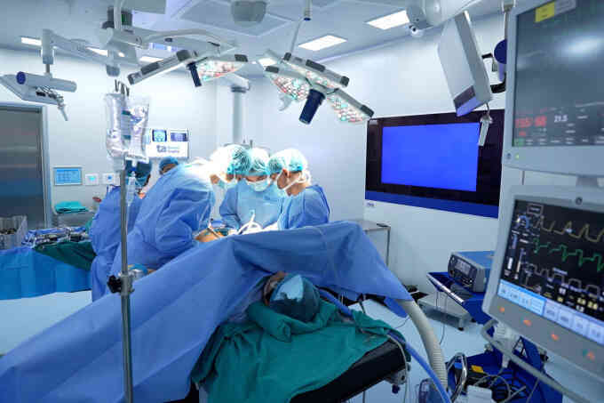 Sau thay khớp háng bao lâu có thể quan hệ?