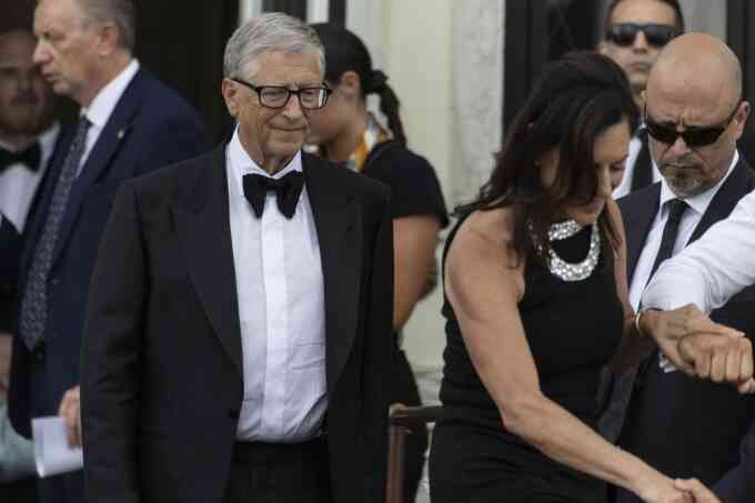 Tỷ phú Bill Gates và bạn gái diện đồ đôi dự cưới Jeff Bezos