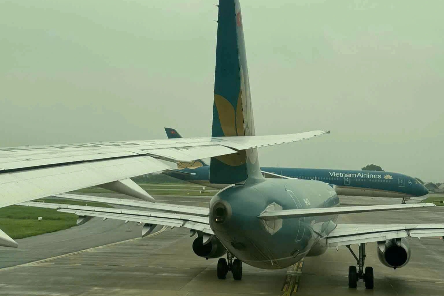 Vụ 2 máy bay Vietnam Airlines va quệt tại Nội Bài: Đình chỉ 4 phi công