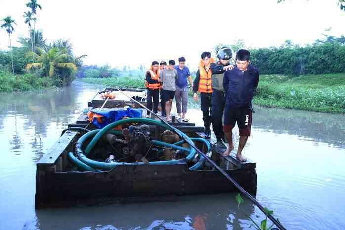 Bắt quả tang nhóm khai thác cát trái phép trên sông Đồng Nai