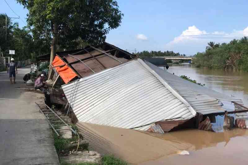Hai ngôi nhà bị đổ sụp lúc rạng sáng khiến 3 người bị rơi xuống sông