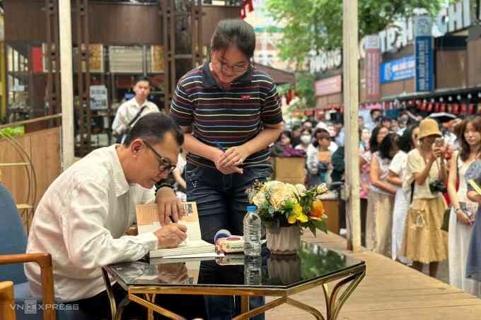 Nghệ sĩ Hữu Châu: 