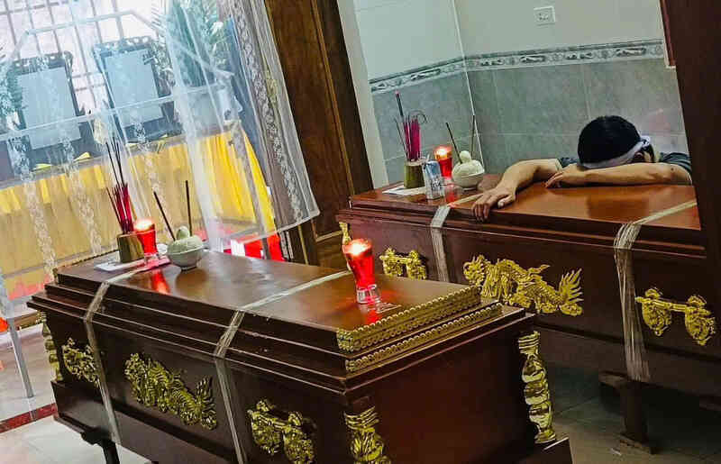 Thắt lòng cảnh người cha ôm quan tài của hai con trai đuối nước