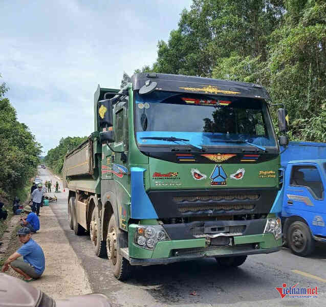 Chị khóc ngất ôm thi thể em trai bị xe tải tông tử vong