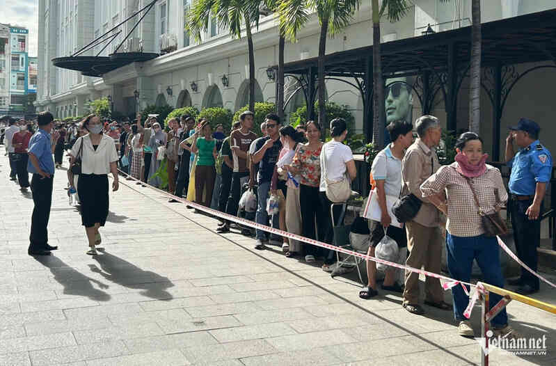 Ngỡ ngàng cảnh hàng trăm người ở Đà Nẵng chen lấn đăng ký mua nhà ở xã hội