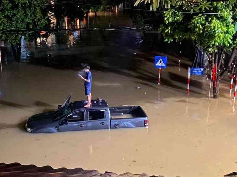 Thái Nguyên lại ngập nặng, ô tô chìm trong biển nước