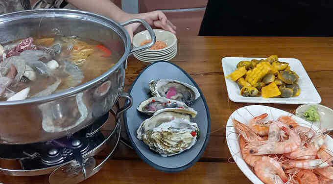 7 người ngộ độc sau ăn buffet ốc